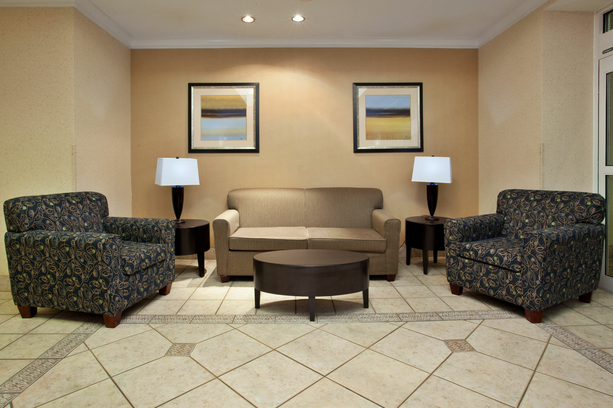 Holiday Inn Express Hotel & Suites Dublin By Ihg Buitenkant foto